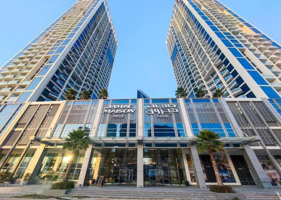 In Damac Maison Prive Business Bay - High Floor Apartment *